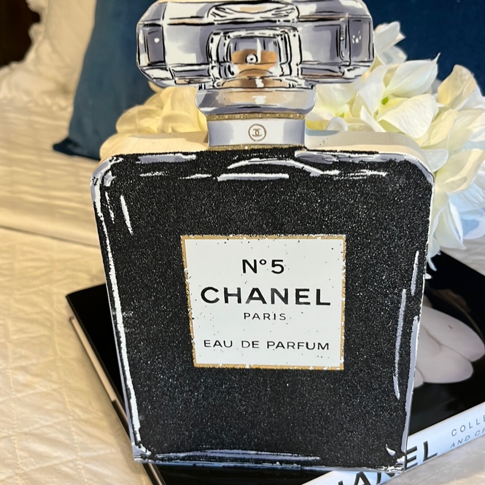 Chanel decor, wood decoration